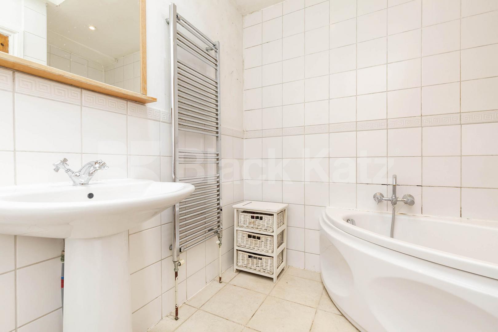 5 double bedrooms 2 bathrooms and garden within a period house  Windsor Road, Holloway